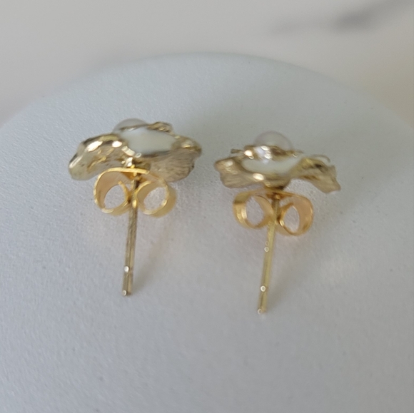 Elegant White Rose Flower Pearl Stud Earrings - Picture 3 of 4